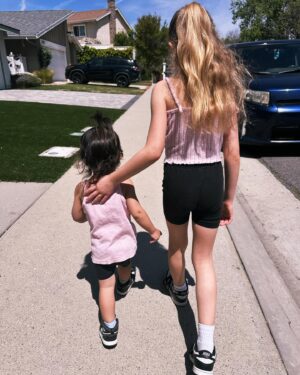Alisan Porter Instagram - Spring chicks 🐤 🎀💕