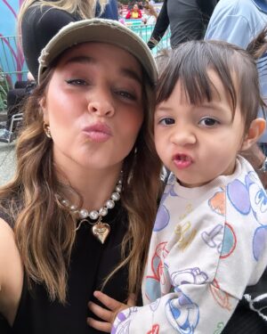 Alisan Porter Instagram - Diz Dump with some of our favorites. ♥️