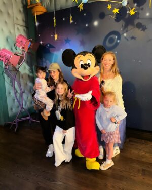 Alisan Porter Instagram - Diz Dump with some of our favorites. ♥️