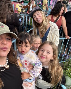 Alisan Porter Instagram - Diz Dump with some of our favorites. ♥️
