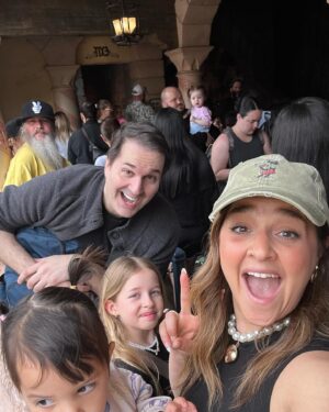 Alisan Porter Instagram - Diz Dump with some of our favorites. ♥️