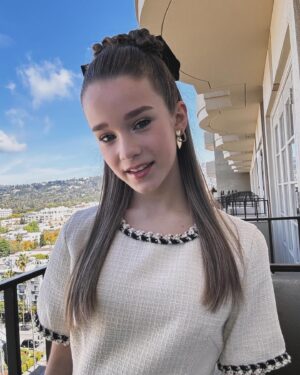 Alisha Weir Instagram - Abigail in theatres Friday!!! 🖤🩰🫶🏼
#pressdays @abigailthemovie ✨

Styling: @laura_sophie_cox 
Hair: @marcmena 
Makeup: @jostrettell