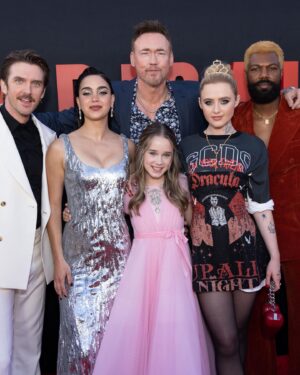 Alisha Weir Instagram - Abigail Premiere 🖤🩰🫶🏼
The most special night surrounded by the most special people! Getting to do a film with the most beautiful people on and off set makes everything so much better! 
My talented family!!
Abigail is in theatres TOMORROW! Make sure to get your tickets now! We appreciate you all and all of your support❤️Thank you!!!

Styling: @laura_sophie_cox 
Hair: @ryanrichman 
Makeup: @jostrettell 
@imprintpr