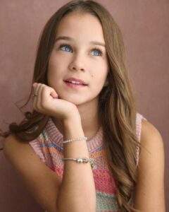 Actress Alisha Weir HD Instagram Photos and Wallpapers December 2023
