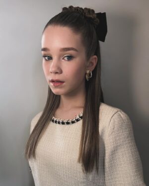 Alisha Weir Instagram - Abigail in theatres Friday!!! 🖤🩰🫶🏼
#pressdays @abigailthemovie ✨

Styling: @laura_sophie_cox 
Hair: @marcmena 
Makeup: @jostrettell