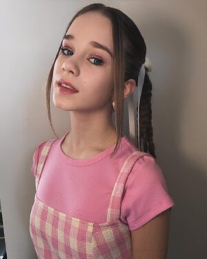 Alisha Weir Instagram - Abigail in theatres Friday!!! 🖤🩰🫶🏼
#pressdays @abigailthemovie ✨

Styling: @laura_sophie_cox 
Hair: @marcmena 
Makeup: @jostrettell