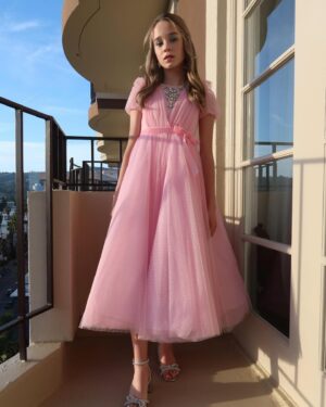 Alisha Weir Instagram - Abigail Premiere 🖤🩰🫶🏼
The most special night surrounded by the most special people! Getting to do a film with the most beautiful people on and off set makes everything so much better! 
My talented family!!
Abigail is in theatres TOMORROW! Make sure to get your tickets now! We appreciate you all and all of your support❤️Thank you!!!

Styling: @laura_sophie_cox 
Hair: @ryanrichman 
Makeup: @jostrettell 
@imprintpr