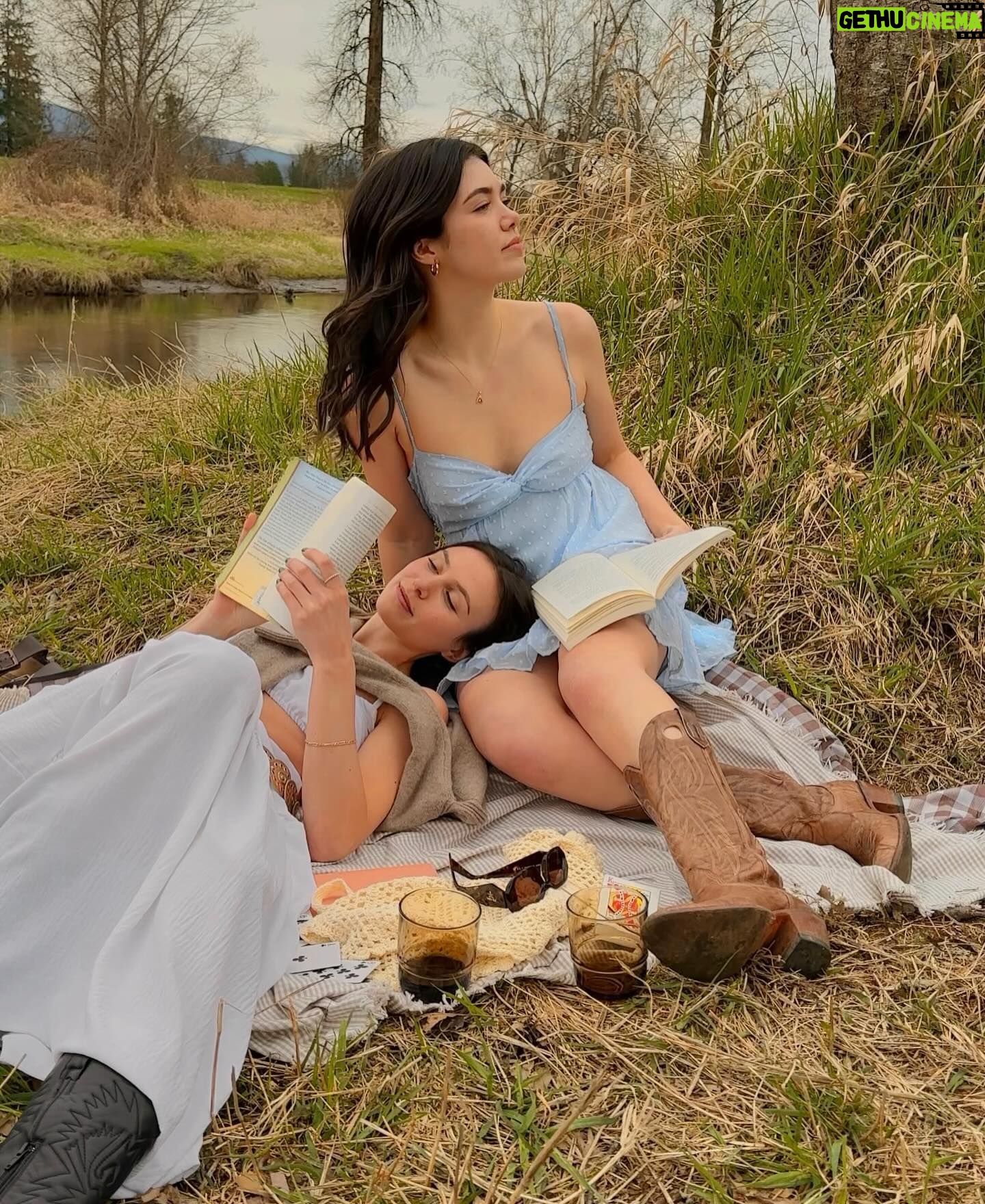 Alisha Newton Instagram - slow weekends 😌🌸 @windsorstore first Canadian location opens in Toronto today! Check them out at CF Lime Ridge Mall ☺️ #ad