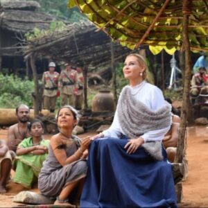 Alison Doody Instagram - LADY SCOTT and the beautiful @_twinklesharmaa in a scene from #RRR 🔥🌊 Now on #netflix 

#movie #ssrajamouli #jrntr #ramcharan #ajaydevgn #aliabhatt #behindthescenes
