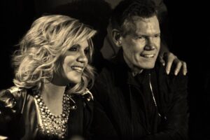 Alison Krauss Instagram - Alison & #RandyTravis in Nashville, TN on March 7th, 2018. 
Photo credit: @smokingmonkeyphoto