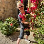 Alison Sweeney Instagram - Hello April. I’m so excited to see you!! 🌺🌸🌷