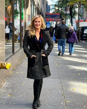 Alison Sweeney Instagram - I’m loving this beautiful fall day in New York! #nyc