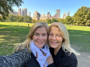Alison Sweeney Instagram - Wrapping up my quick trip to the Big Apple with a walk through Central Park with my dear friend and sometimes tv mom, @barbaraniven !! Thank you Barbara for enjoying this gorgeous fall day in Manhattan with me. #newyork #countdowntochristmas