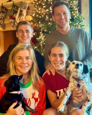 Alison Sweeney Instagram - Ww wish you all good cheer today and to those celebrating, from our family to yours, a very merry Christmas!!! 🎄❤️