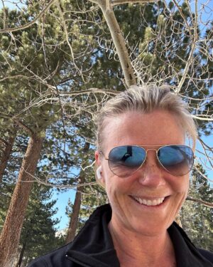 Alison Sweeney Instagram - My family and I are enjoying some mountain air this Thanksgiving. And we are so grateful for it!!! Hope you all are looking forward to a wonderful day with loved ones. #thanksgiving 🦃