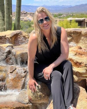 Alison Sweeney Instagram - Sometimes the only way through these cold, rainy winter days is to dream of sunshine. ☀️ #mondaymotivation #sunnies 😎