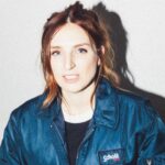 Alison Wheeler Instagram - Ce post est pour Sophie de 4eB du collège Jules Ferry à Eaubonne qui avait un Schott et pas moi. La roue tourne. P.S: Dans la poche j’ai aussi un Nokia 3310 sur lequel je joue au Snake sans relâche. 📸 by Xavier Maingon le X