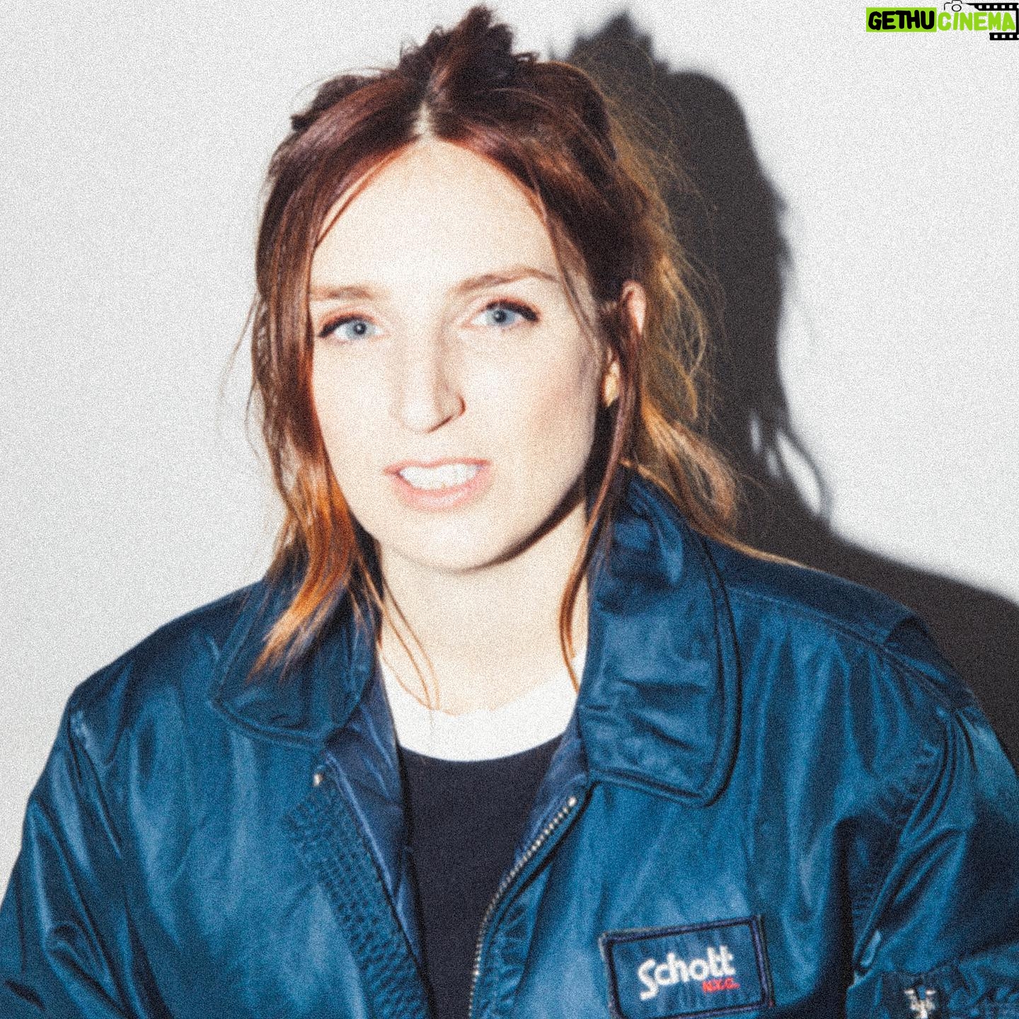 Alison Wheeler - 35.3K Likes - Ce post est pour Sophie de 4eB du collège Jules Ferry à Eaubonne qui avait un Schott et pas moi. La roue tourne.
P.S: Dans la poche j’ai aussi un Nokia 3310 sur lequel je joue au Snake sans relâche.
📸 by Xavier Maingon le X