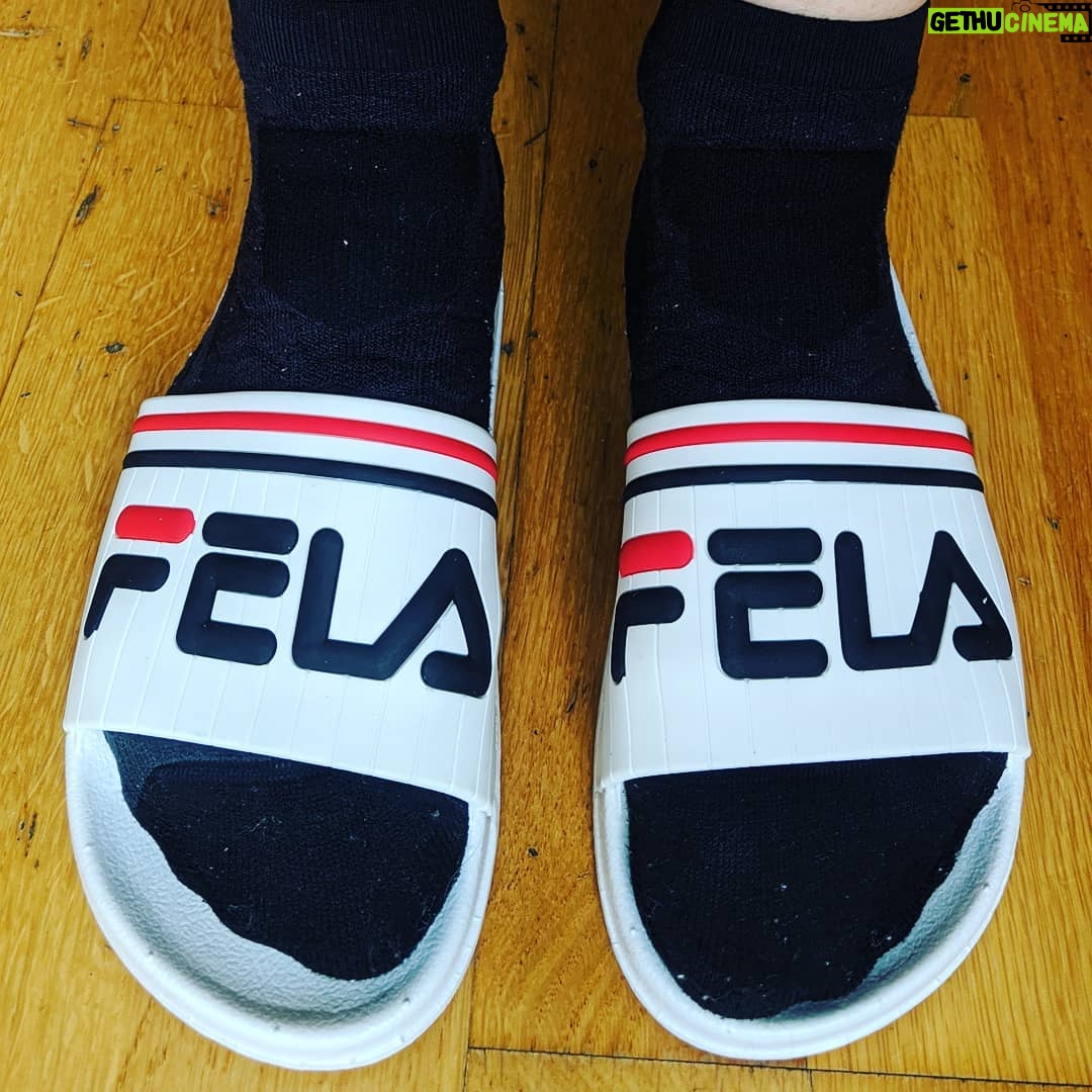 Alison Wheeler Instagram - Je suis l'heureuse propriétaire d'une paire de FELA 😂😂😂