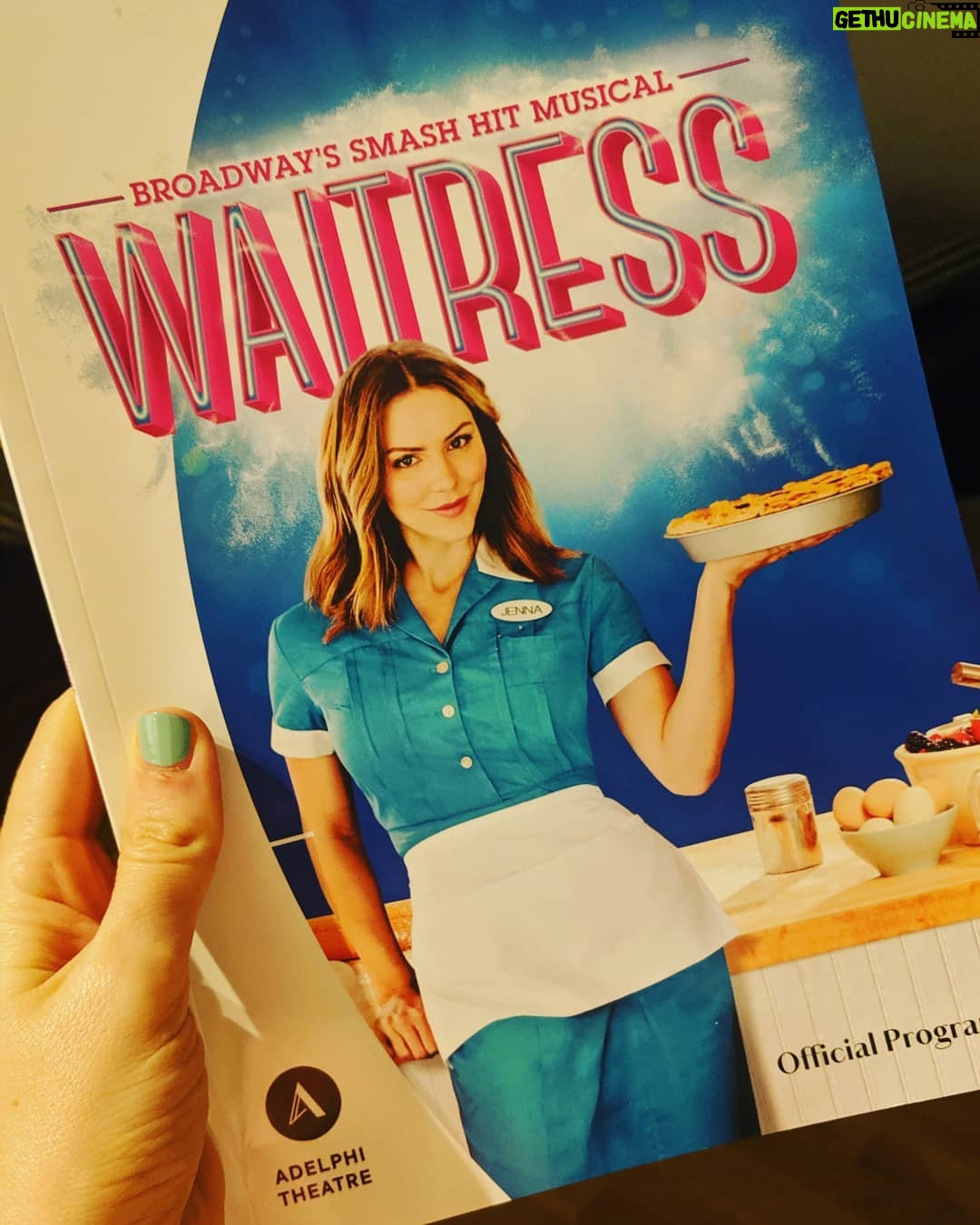Alison Wheeler Instagram - Un petit nouveau à ajouter à ma collection. Comme c'était géant @waitresslondon 🎂🍰🥞#sugar #butter #flour