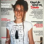 Alison Wheeler Instagram - Des années que je m’entraîne pour cette couv de @cosmopolitan_fr la preuve sur le 2e slide. 📸 @jerusalmi 👗 @vanessacoquet 💇‍♀️ @brigittemeirinho 💄 @prunelle_makeup 🫶🏼 @isabel_alves_chicetpop @elsamargo @chloe.plancoulaine 🙏 @aurelia_loncan Pour la deuxième photo, je remercie ma mère qui a pris le cliché sérieusement devant cette porte blanche en se disant qu’elle serait utile un jour. Merci aux années 2000, à la naïveté et aux t shirts moulants.