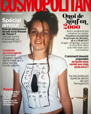 Alison Wheeler Instagram - Des années que je m’entraîne pour cette couv de @cosmopolitan_fr la preuve sur le 2e slide. 

📸 @jerusalmi 
👗 @vanessacoquet 
💇‍♀️ @brigittemeirinho 
💄 @prunelle_makeup 
🫶🏼 @isabel_alves_chicetpop @elsamargo @chloe.plancoulaine 

🙏 @aurelia_loncan 

Pour la deuxième photo, je remercie ma mère qui a pris le cliché sérieusement devant cette porte blanche en se disant qu’elle serait utile un jour. Merci aux années 2000, à la naïveté et aux t shirts moulants.