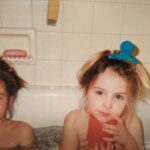 Alison Wheeler Instagram - Merci d’avoir partagé tes bains, ta game boy et tes parents avec moi. De m’avoir laissé la vie sauve alors que tu as toujours eu beaucoup plus de force que moi. De m’avoir défendue quand je me faisais bolosser à l’ecole. De m’avoir laissé essayer tes soutien-gorge alors qu’ils étaient trop grands pour moi. D’être là qu’il vente, qu’il neige. Joyeux anniversaire à la tornade de ma vie, mon phare dans la night, ma soeur.