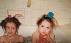 Alison Wheeler Instagram - Merci d’avoir partagé tes bains, ta game boy et tes parents avec moi. De m’avoir laissé la vie sauve alors que tu as toujours eu beaucoup plus de force que moi. De m’avoir défendue quand je me faisais bolosser à l’ecole. De m’avoir laissé essayer tes soutien-gorge alors qu’ils étaient trop grands pour moi. D’être là qu’il vente, qu’il neige. Joyeux anniversaire à la tornade de ma vie, mon phare dans la night, ma soeur.