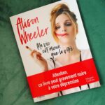 Alison Wheeler Instagram - Tadaaaa! ⭐️⭐️⭐️ Il est là et sort demain mon premier livre « Ma vie est mieux que la vôtre » chez @harpercollinsfrance J’espère que ça vous plaira parce qu’à moi il me plait beaucoup 💋
