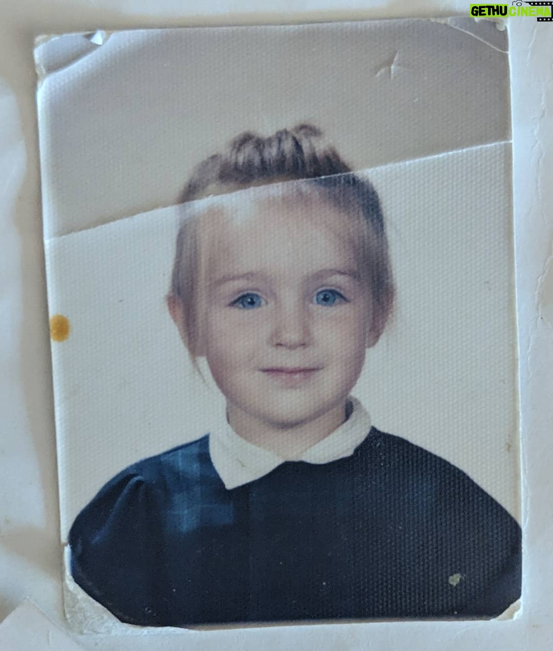 Alison Wheeler - 34.5K Likes - Moi quand tu me demandes mon carnet de correspondance #90s #lebondieusansconfession #photodeclasse