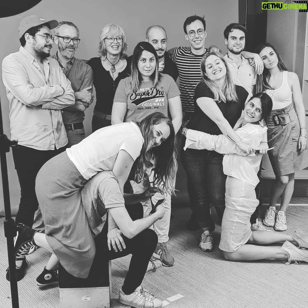 Alison Wheeler Instagram - Aujourd'hui c'est le dernier tournage de la saison pour @qofficiel 🤩💚🥳 Merci à tous les grands malades qui m'ont fait confiance sur mon téléshopping et sur mes enquêtes. Il en manque sur la photo mais ils se reconnaîtront.