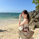 Alissa Yagi Instagram - コンタクトレンズと化粧ポーチをまるっと忘れて旅に出てしまい 現地のドンキで買い揃えることに…🥲笑(６枚目の写真) リップ @bbia.official 04番(01がお気に入りで追加購入🫶🏻) パレット @peripera_official #03 Honey Brown マスカラ @etudeofficial グレーブラウン(こちらもブラック愛用してて追加購入) カラコン @chusme_official Sugar greige て感じで お気に入りアイテムの色違い＆気になってたアイテムを 買えたので結果満足☺️🌼 あと、新入りのカゴバッグがとてもお気に入り。🤍