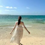 Alissa Yagi Instagram - コンタクトレンズと化粧ポーチをまるっと忘れて旅に出てしまい 現地のドンキで買い揃えることに…🥲笑(６枚目の写真) リップ @bbia.official 04番(01がお気に入りで追加購入🫶🏻) パレット @peripera_official #03 Honey Brown マスカラ @etudeofficial グレーブラウン(こちらもブラック愛用してて追加購入) カラコン @chusme_official Sugar greige て感じで お気に入りアイテムの色違い＆気になってたアイテムを 買えたので結果満足☺️🌼 あと、新入りのカゴバッグがとてもお気に入り。🤍
