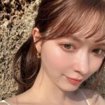 Alissa Yagi Instagram - コンタクトレンズと化粧ポーチをまるっと忘れて旅に出てしまい 現地のドンキで買い揃えることに…🥲笑(６枚目の写真) リップ @bbia.official 04番(01がお気に入りで追加購入🫶🏻) パレット @peripera_official #03 Honey Brown マスカラ @etudeofficial グレーブラウン(こちらもブラック愛用してて追加購入) カラコン @chusme_official Sugar greige て感じで お気に入りアイテムの色違い＆気になってたアイテムを 買えたので結果満足☺️🌼 あと、新入りのカゴバッグがとてもお気に入り。🤍