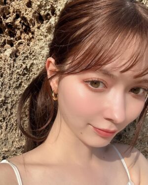 Alissa Yagi Instagram - コンタクトレンズと化粧ポーチをまるっと忘れて旅に出てしまい
現地のドンキで買い揃えることに…🥲笑(６枚目の写真)

リップ @bbia.official 04番(01がお気に入りで追加購入🫶🏻)
パレット @peripera_official #03 Honey Brown
マスカラ @etudeofficial  グレーブラウン(こちらもブラック愛用してて追加購入)
カラコン @chusme_official Sugar greige

て感じで
お気に入りアイテムの色違い＆気になってたアイテムを
買えたので結果満足☺️🌼

あと、新入りのカゴバッグがとてもお気に入り。🤍