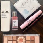 Alissa Yagi Instagram - コンタクトレンズと化粧ポーチをまるっと忘れて旅に出てしまい 現地のドンキで買い揃えることに…🥲笑(６枚目の写真) リップ @bbia.official 04番(01がお気に入りで追加購入🫶🏻) パレット @peripera_official #03 Honey Brown マスカラ @etudeofficial グレーブラウン(こちらもブラック愛用してて追加購入) カラコン @chusme_official Sugar greige て感じで お気に入りアイテムの色違い＆気になってたアイテムを 買えたので結果満足☺️🌼 あと、新入りのカゴバッグがとてもお気に入り。🤍