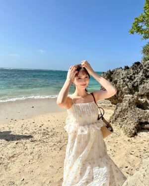Alissa Yagi Instagram - コンタクトレンズと化粧ポーチをまるっと忘れて旅に出てしまい
現地のドンキで買い揃えることに…🥲笑(６枚目の写真)

リップ @bbia.official 04番(01がお気に入りで追加購入🫶🏻)
パレット @peripera_official #03 Honey Brown
マスカラ @etudeofficial  グレーブラウン(こちらもブラック愛用してて追加購入)
カラコン @chusme_official Sugar greige

て感じで
お気に入りアイテムの色違い＆気になってたアイテムを
買えたので結果満足☺️🌼

あと、新入りのカゴバッグがとてもお気に入り。🤍