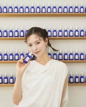 Alissa Yagi Instagram - ．
高校生の頃から何本リピートしたかわからないほど
ずっと愛用している、タカミスキンピール☺️🫧
剥がさないマイルドな角質ケアで
肌の透明感やなめらかさを感じられる大好きなアイテム。

先日タカミの店舗"TAKAMI GINZA"に初めて伺ったのですが、
普段のスキンケアの見直しや正しいお肌への触れ方のアドバイスなどのスキンケアレッスンを受けることができて
とても勉強になりました🧐
お肌に悩みのある方はぜひレッスンを体験しに
TAKAMI GINZAにも行ってみてね🌱

#PR #角質ケア #タカミスキンピール #スキンケア
@takami.skinpeel
