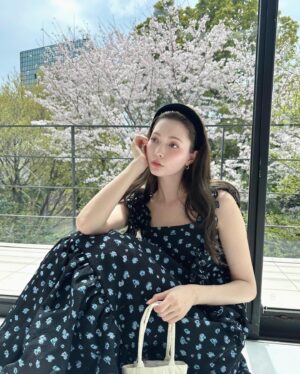 Alissa Yagi Instagram - 私服🌼

headband @chapeaud_o 
dress @snidel_official 
sneakers @asics_sportstyle_jp 
bag @editforlulu_official x @pasand_by_nequittezpas