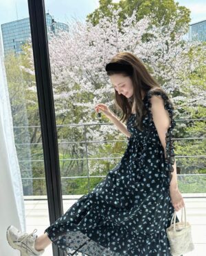 Alissa Yagi Instagram - 私服🌼

headband @chapeaud_o 
dress @snidel_official 
sneakers @asics_sportstyle_jp 
bag @editforlulu_official x @pasand_by_nequittezpas