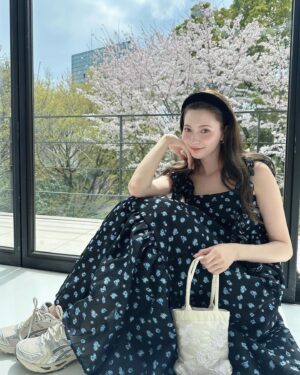 Alissa Yagi Instagram - 私服🌼

headband @chapeaud_o 
dress @snidel_official 
sneakers @asics_sportstyle_jp 
bag @editforlulu_official x @pasand_by_nequittezpas