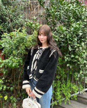 Alissa Yagi Instagram - 今日もお疲れ様でした🌼

私服と 最近の持ち歩きコスメたち。
@fujiko_brand のお直しパクトはツヤが瞬時に復活するし
小さなカバンでも持ち歩けるコンパクトさが優秀☺️💮
@cipicipi_official のティントは06と、
幻のvoceコラボカラーを特によく使う🫶🏻色味も質感も好き