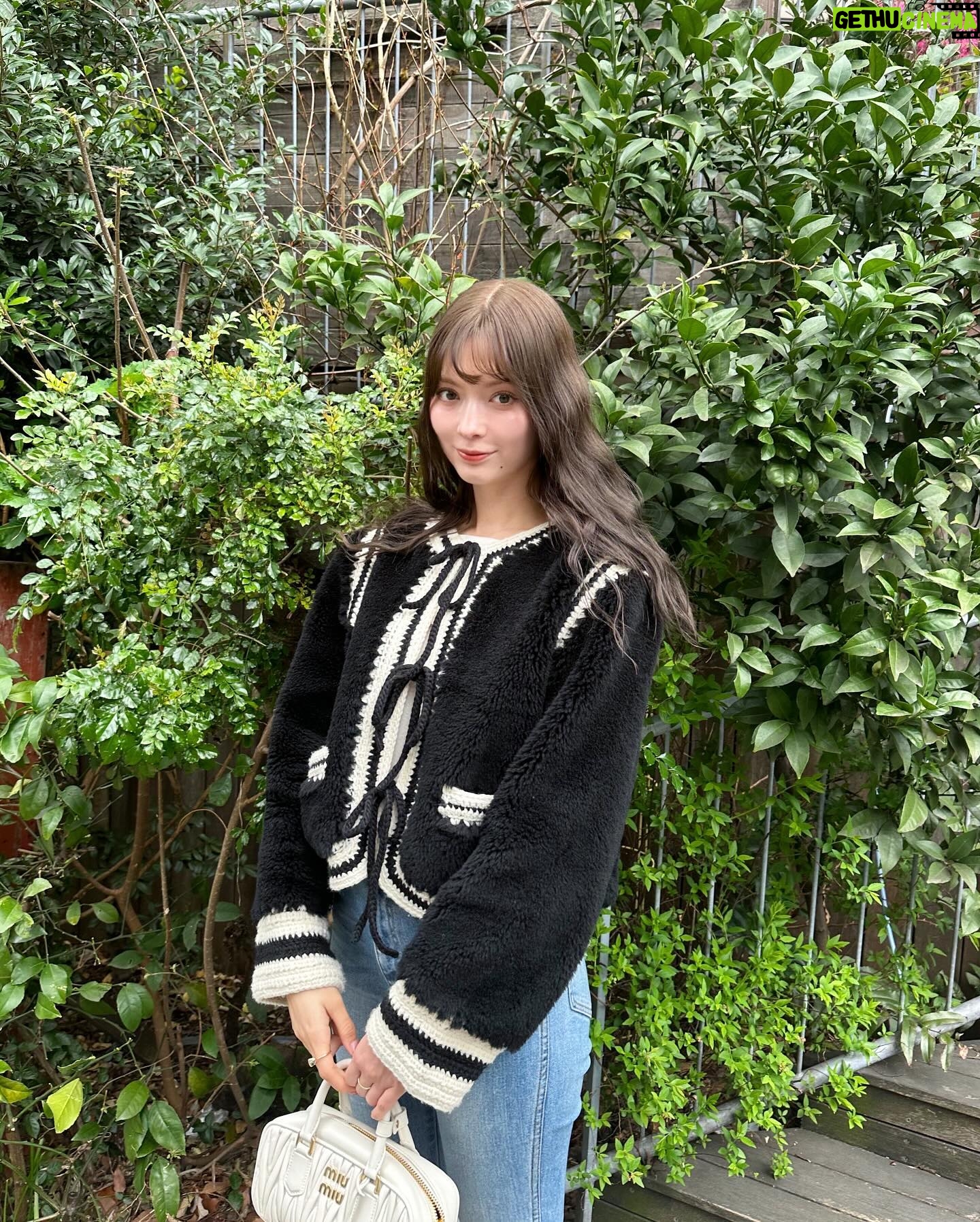 Alissa Yagi - 3 Likes - 今日もお疲れ様でした🌼
私服と 最近の持ち歩きコスメたち。
@fujiko_brand のお直しパクトはツヤが瞬時に復活するし
小さなカバンでも持ち歩けるコンパクトさが優秀☺️💮
@cipicipi_official のティントは06と、
幻のvoceコラボカラーを特によく使う🫶🏻色味も質感も好き