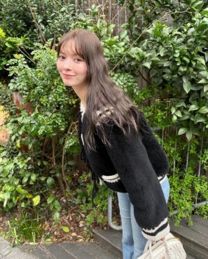 Alissa Yagi Instagram - 今日もお疲れ様でした🌼

私服と 最近の持ち歩きコスメたち。
@fujiko_brand のお直しパクトはツヤが瞬時に復活するし
小さなカバンでも持ち歩けるコンパクトさが優秀☺️💮
@cipicipi_official のティントは06と、
幻のvoceコラボカラーを特によく使う🫶🏻色味も質感も好き
