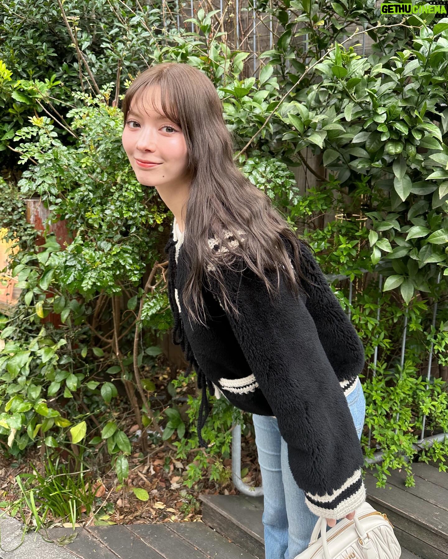 Alissa Yagi - 3 Likes - 今日もお疲れ様でした🌼
私服と 最近の持ち歩きコスメたち。
@fujiko_brand のお直しパクトはツヤが瞬時に復活するし
小さなカバンでも持ち歩けるコンパクトさが優秀☺️💮
@cipicipi_official のティントは06と、
幻のvoceコラボカラーを特によく使う🫶🏻色味も質感も好き