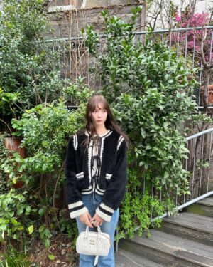 Alissa Yagi Instagram - 今日もお疲れ様でした🌼

私服と 最近の持ち歩きコスメたち。
@fujiko_brand のお直しパクトはツヤが瞬時に復活するし
小さなカバンでも持ち歩けるコンパクトさが優秀☺️💮
@cipicipi_official のティントは06と、
幻のvoceコラボカラーを特によく使う🫶🏻色味も質感も好き