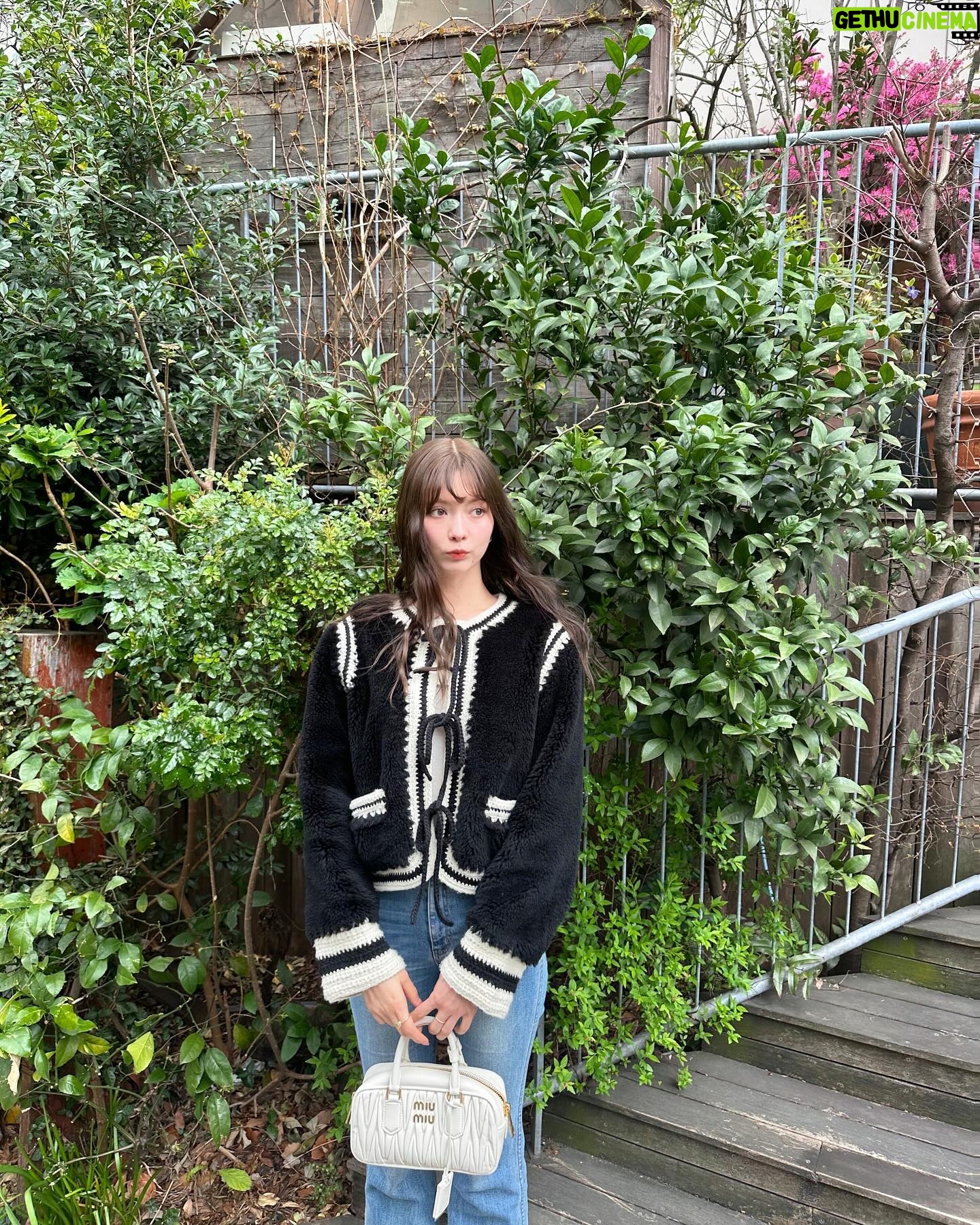 Alissa Yagi - 3 Likes - 今日もお疲れ様でした🌼
私服と 最近の持ち歩きコスメたち。
@fujiko_brand のお直しパクトはツヤが瞬時に復活するし
小さなカバンでも持ち歩けるコンパクトさが優秀☺️💮
@cipicipi_official のティントは06と、
幻のvoceコラボカラーを特によく使う🫶🏻色味も質感も好き