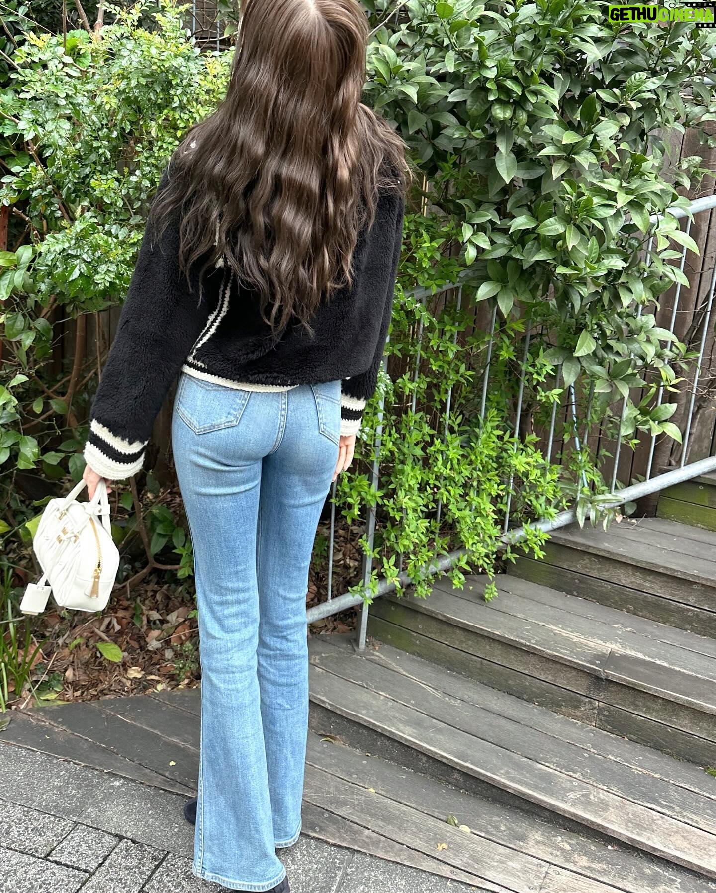 Alissa Yagi - 3 Likes - 今日もお疲れ様でした🌼
私服と 最近の持ち歩きコスメたち。
@fujiko_brand のお直しパクトはツヤが瞬時に復活するし
小さなカバンでも持ち歩けるコンパクトさが優秀☺️💮
@cipicipi_official のティントは06と、
幻のvoceコラボカラーを特によく使う🫶🏻色味も質感も好き