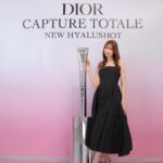 Alissa Yagi Instagram - @diorbeauty カプチュールトータルシリーズから "ヒアルショット"誕生。🤍 美容医療発想でお肌にヒアルロン酸を補充する部分用美容液。 そのヒアルロン酸の配合量は、ヒアルロン酸注射の約3本分…！ ヒアルショットで気になるエイジングサインを狙いうちしましょ。☺️🌱 #カプチュールトータル #ヒアルショット #ディオールファインジュエリー #supportedbydior