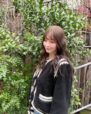Alissa Yagi Instagram - 今日もお疲れ様でした🌼

私服と 最近の持ち歩きコスメたち。
@fujiko_brand のお直しパクトはツヤが瞬時に復活するし
小さなカバンでも持ち歩けるコンパクトさが優秀☺️💮
@cipicipi_official のティントは06と、
幻のvoceコラボカラーを特によく使う🫶🏻色味も質感も好き